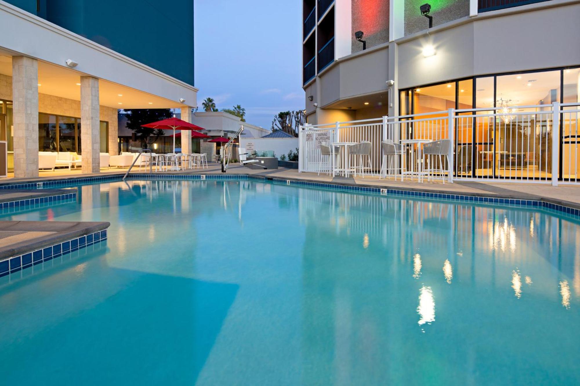 Holiday Inn Long Beach - Airport By Ihg Esterno foto